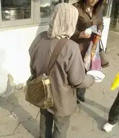 搞笑图片某童鞋去泰国留学拍的全班男生合影
