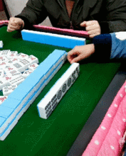 搞笑gif妹子你可真会喝,这不多此一举吗是在炫耀什么
