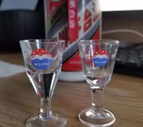 只会用茅台送的小酒杯喝酒太天真了,听酿酒师说完发现隐藏猫腻
