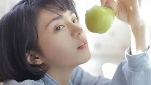 搞笑gif趣图护士姐姐,你的小虎牙真好看,好怕你会咬我
