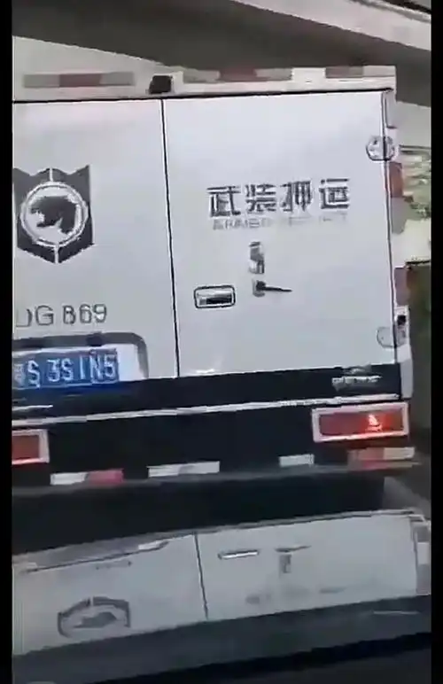 搞笑图集女子为了让男友戒烟,两人天天在加油站发呆
