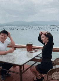 搞笑趣图妹子,你这是练铁砂掌吧,好强大的感觉
