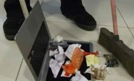 搞笑图片哥们,喝多了咱也别睡在厕所啊
