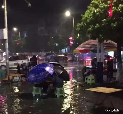 搞笑图片幽默段子笑话自己点的宵夜,下暴雨也要吃完
