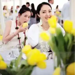 陈乔恩搞怪做伴娘开心,安以轩裸背婚纱泛泪好感动
