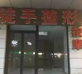 我妈擦照片上的污渍,结果把我整个头擦掉了
