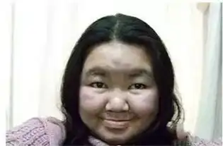 有些性感女孩出门为什么要戴口罩,真相是

