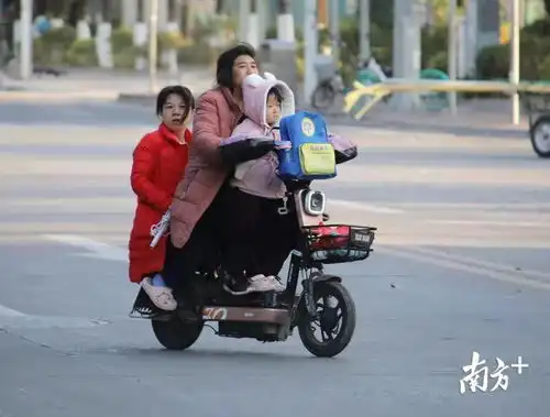 图集大风吹寒潮抵达广州,羽绒服终于派上用场了
