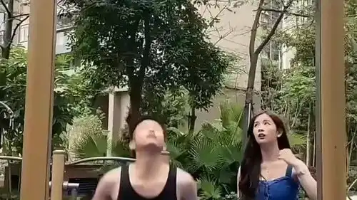 爆笑美女想玩单杠,小伙助其一臂之力,猜到了开头却猜错了结尾
