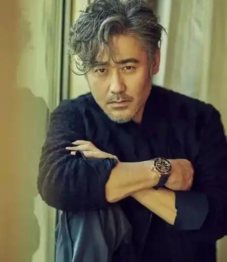 吴秀波单膝跪地我就是演员导师吴秀波表达歉意
