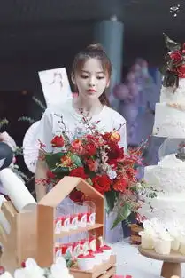 组图杨超越生日当天亲手切蛋糕给粉丝高马尾造型清爽少女
