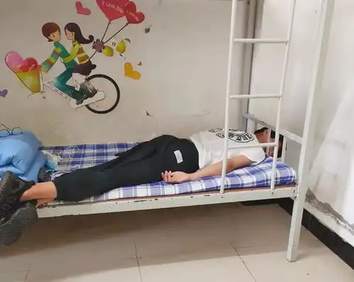 搞笑图片这个看不懂,女生部查寝,盖被睡觉的宿舍被扣5分
