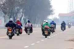 临近年关,骑摩托车返乡的农民工越来越多,为啥不坐火车回家过年

