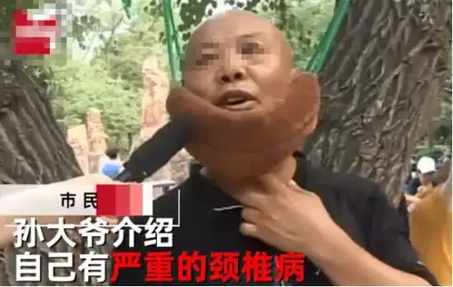 吓人大爷大树上上吊锻炼,专家风险太大严重可能高位截瘫

