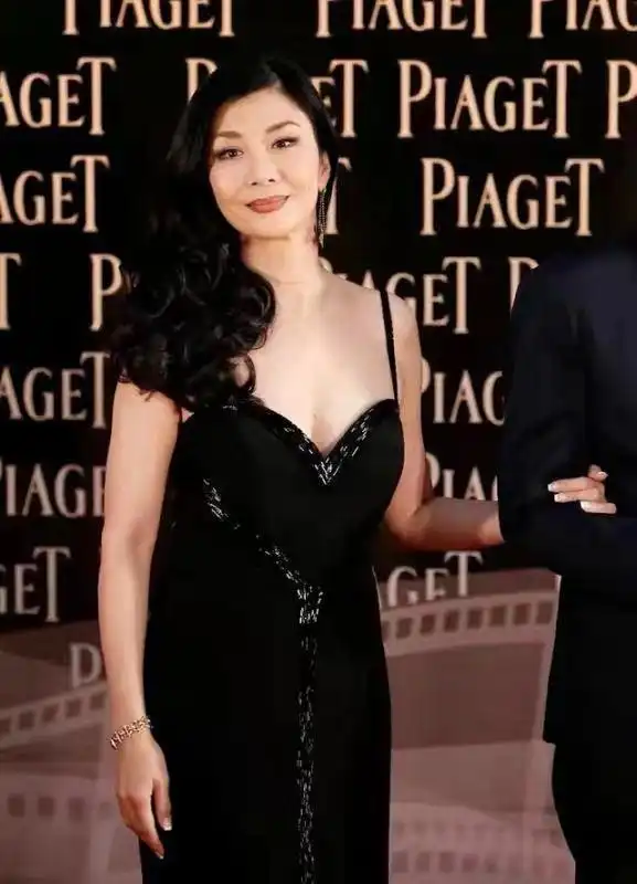 58岁的吴家丽状态超好,穿黑色吊带连衣裙真冻龄,红毯上秒变焦点
