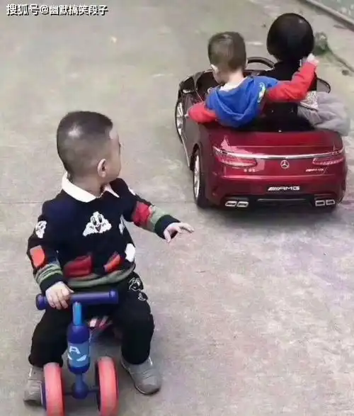 搞笑gif趣图段子姑娘这走路的方式,霸气侧漏啊
