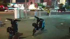 东莞街头,哪位小姐姐把像片搞丢了散落一地
