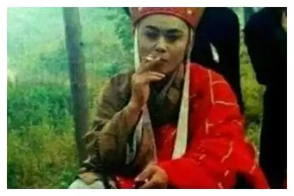 87年西游记唐僧在幕后居然这么随意,不光开车,还吸烟
