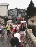 搞笑gif趣图大爷满满的少女心全毁在这摔上了
