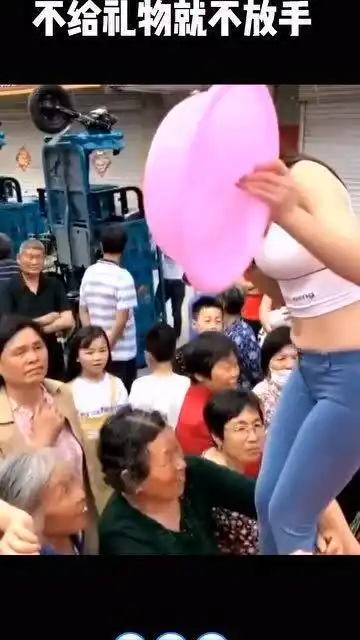 商场外搞活动,大妈死死抱住美女大腿不给礼物就不放手
