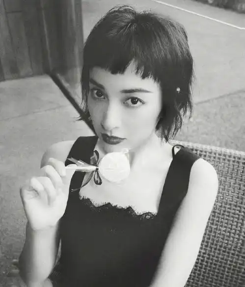 谢娜复出,生娃后身价暴涨,代言排满,再缺席1年,吴昕也赶不上
