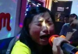 搞笑gif唱到心坎子里面去了
