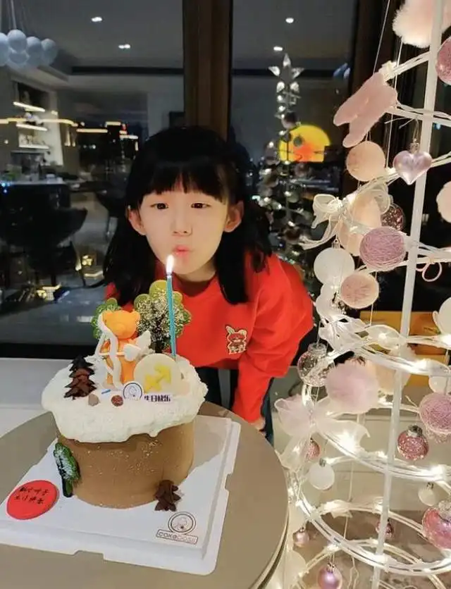 陆毅鲍蕾为二宝庆生小叶子腼腆露笑颜值高,不输姐姐贝儿
