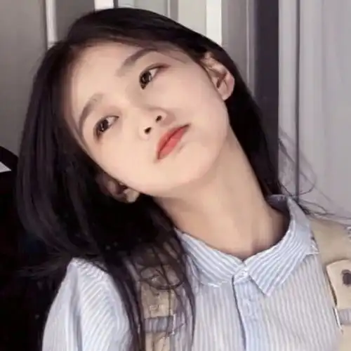 适合微信拍一拍后缀创意文案少女的眼里应藏着星辰大海和万丈光芒
