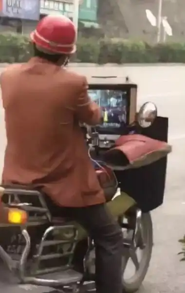 搞笑gif图片笑话段子你看你找那个对象,长得那么丑
