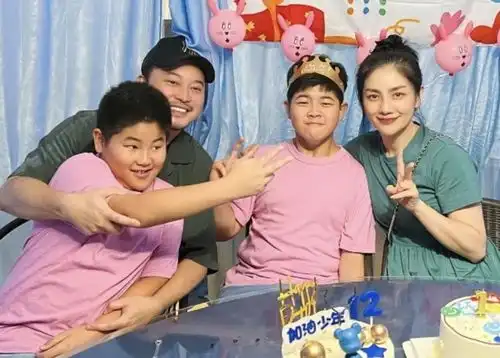 胡可晒全家福为12岁安吉庆生,小鱼儿比沙溢魁梧,兄弟颜值惹争议
