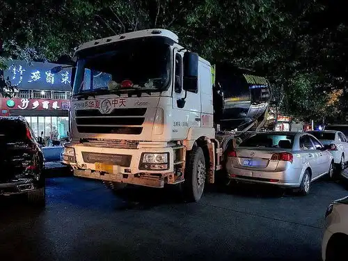 街边乱停车,搞得大车驾驶员进退两难
