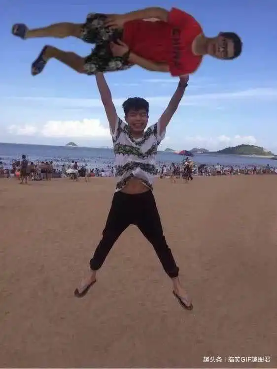 搞笑gif趣图哥们你这样欺负姑娘真,难怪到现在还是单身呢
