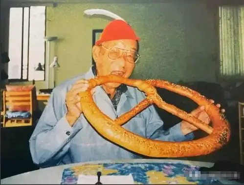 1996年,张学良在美国过生日时的照片,面对镜头摆出搞怪的表情
