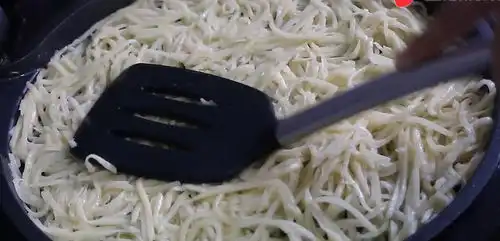 土豆丝饼不要加面粉鸡蛋了,试试这样做,外焦里嫩,太馋人了

