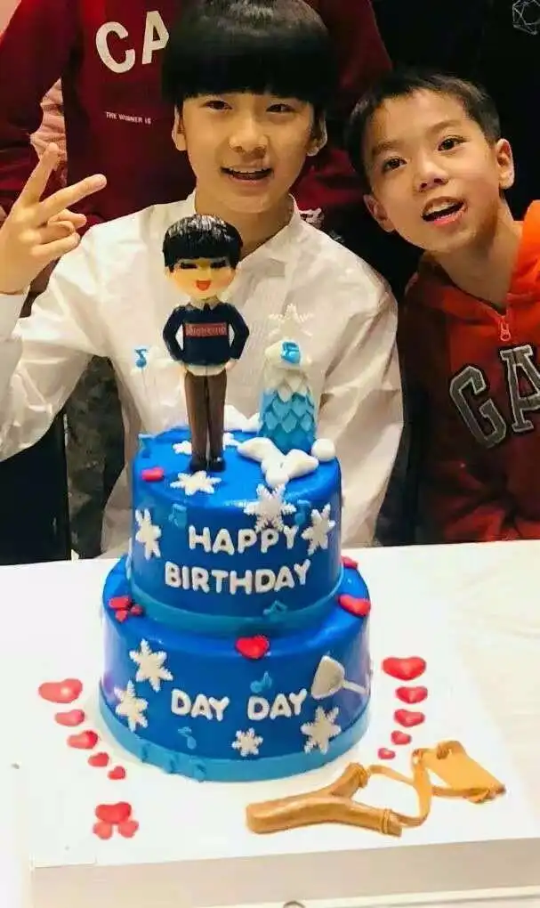 张亮晒照庆祝天天生日,蛋糕意外暴露天天英文名字,妹妹呆萌抢镜
