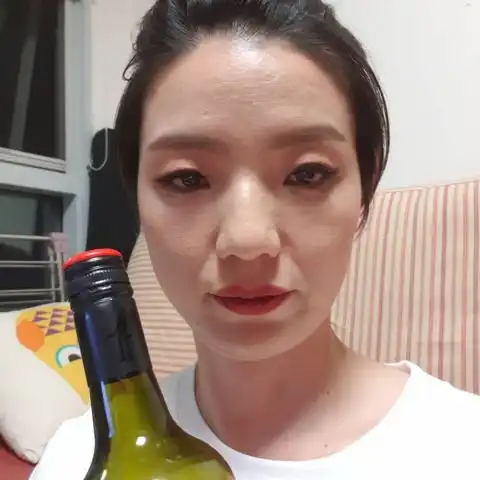 安英美没得奖的实时反应阿一西最后回家买醉...更表示再也不去颁奖典礼了
