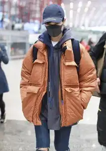 李宇春叠穿玩得很溜,羽绒服内搭连帽卫衣白t恤,超有层次感
