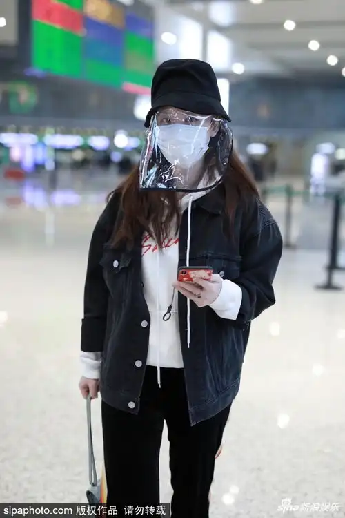 组图张萌运动休闲风低调现身机场戴口罩与防护面罩双重保护
