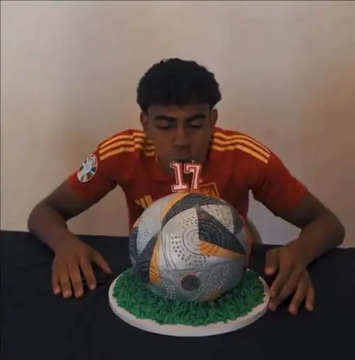 亚马尔庆祝自己17岁生日蛋糕样式为足球,插有17字样的蜡烛
