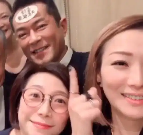 为古天乐补祝49岁生日郑秀文再次调侃杜琪峰和古仔样貌神似
