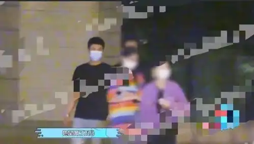 组图李晨深夜现身酒吧与杜淳聚会结束后带美女回家生活滋润
