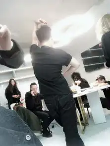 林允红唇爆炸头黑到认不出

