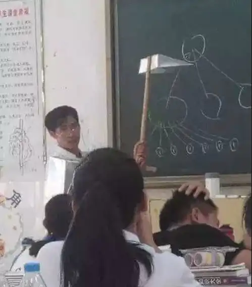 为了孩子值得女教师穿人体器官服上课,学生都不好意思看
