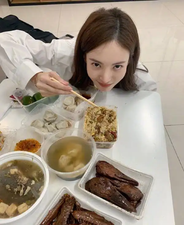 金晨是山东济南的美女,身材纤细柔美,圈内异性缘简直爆表
