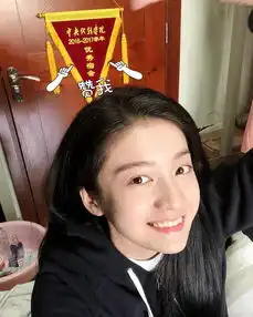 张雪迎晒戏服照,网友后面的哥们太抢戏,张雪迎戏精
