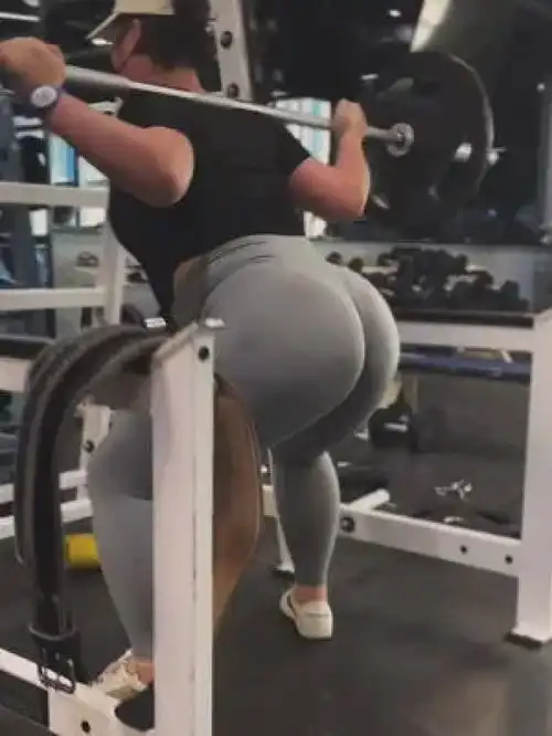 深蹲,练腿蜜桃臀爱健身的小姐姐健身臀部训练燃脂的一百种方式
