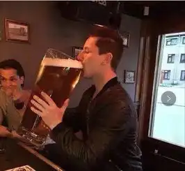搞笑趣图老婆,你说喝酒只能喝一杯,我真的只喝了一杯
