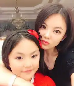 王诗龄十岁生日,大蛋糕抢眼现场一片粉嫩,女儿长相和妈妈相像
