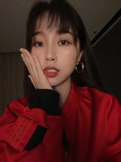 虞书欣结婚照曝光,大红配大绿的婚服只有她能撑起来了,好喜庆

