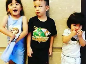 贾静雯女儿亮相生日会,咘咘姐姐力爆发强势分开bo妞和男孩的手

